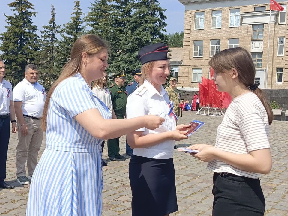 Сегодня в городском округе город Ровеньки, в рамках акции «Мы – граждане России», состоялось вручение паспортов Российской Федерации юным жителям города Ровеньки, приуроченное ко Дню России Сегодня в городском округе город Ровеньки, в рамках акции «Мы – граждане России», состоялось вручение паспортов Российской Федерации юным жителям города Ровеньки, приуроченное ко Дню России