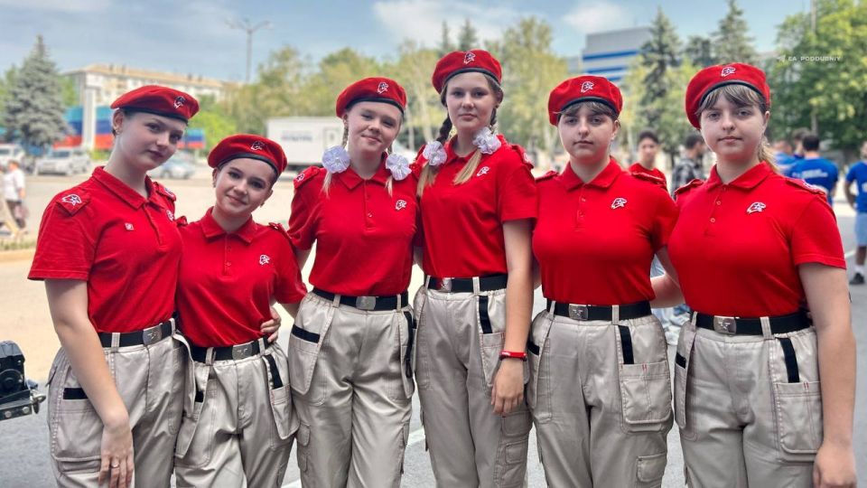 МЫ РАЗВЕРНУЛИ САМЫЙ БОЛЬШОЙ ФЛАГ РОССИИ! МЫ РАЗВЕРНУЛИ САМЫЙ БОЛЬШОЙ ФЛАГ РОССИИ!