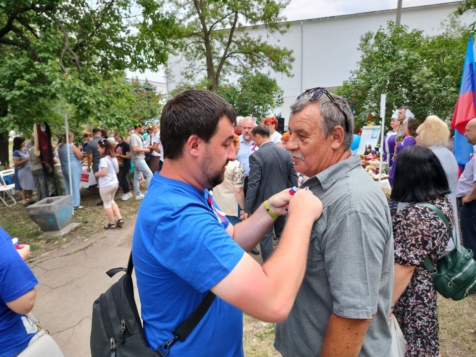 Первомайские единороссы поздравили жителей городского округа с Днем России Первомайские единороссы поздравили жителей городского округа с Днем России