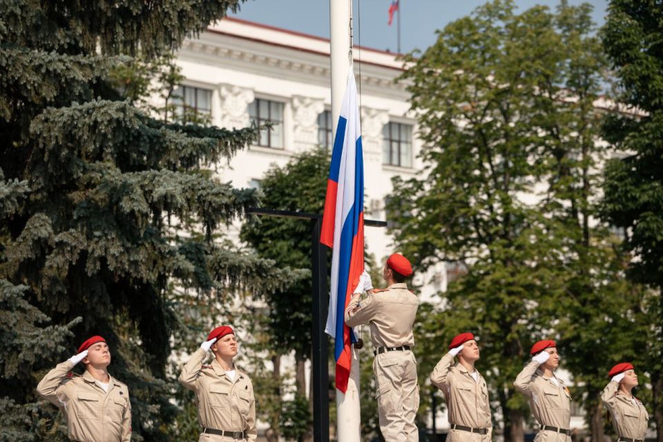 Флаг России: Молодая Гвардия развернула большой флаг нашей страны в честь Дня России Флаг России: Молодая Гвардия развернула большой флаг нашей страны в честь Дня России