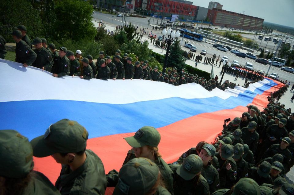 Стометровый флаг России развернули на Мамаевом кургане курсанты Центра «ВОИН» из ДНР Стометровый флаг России развернули на Мамаевом кургане курсанты Центра «ВОИН» из ДНР