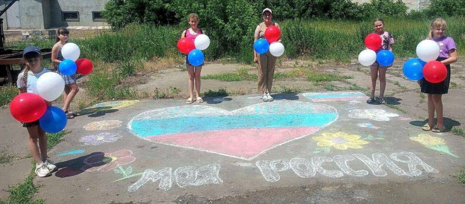 В честь празднования Дня России возле сельского дома культуры с. Дьяково участники клуба по интересам «Юный художник» создали рисунок мелом на асфальте под названием "Моя Россия" В честь празднования Дня России возле сельского дома культуры с. Дьяково участники клуба по интересам «Юный художник» создали рисунок мелом на асфальте под названием "Моя Россия"