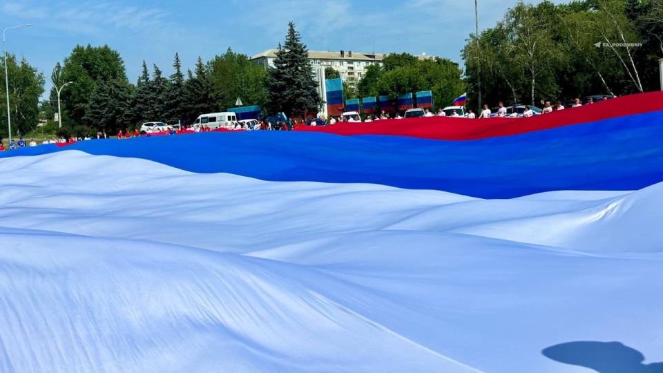 МЫ РАЗВЕРНУЛИ САМЫЙ БОЛЬШОЙ ФЛАГ РОССИИ! МЫ РАЗВЕРНУЛИ САМЫЙ БОЛЬШОЙ ФЛАГ РОССИИ!