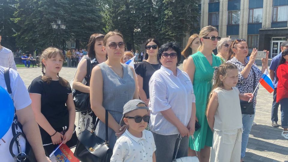В Антраците на центральной городской площади Мира состоялось торжественное мероприятие «С любовью и верой в Россию», посвященное Дню России В Антраците на центральной городской площади Мира состоялось торжественное мероприятие «С любовью и верой в Россию», посвященное Дню России