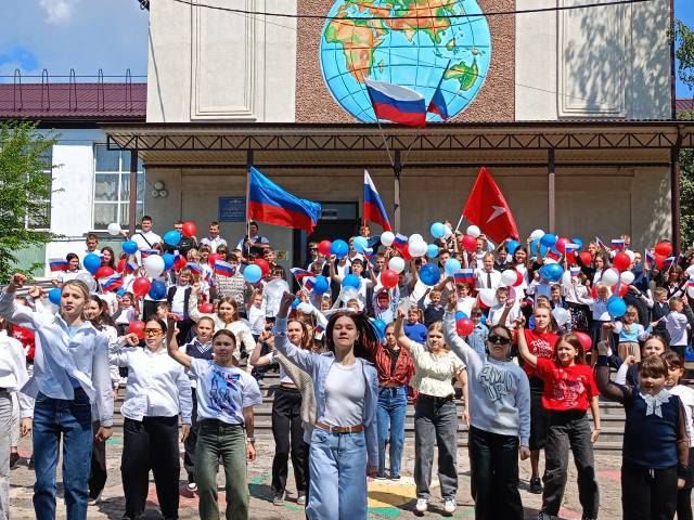 В Антрацитовской школе №9 ко Дню России прошёл флешмоб "Люблю тебя, моя Россия!" В Антрацитовской школе №9 ко Дню России прошёл флешмоб "Люблю тебя, моя Россия!"