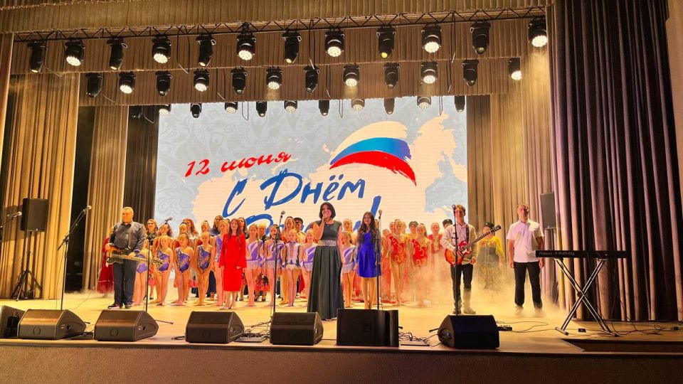 Альберт Зинченко: Сегодня в стенах Станично-Луганского Дворца культуры царила по-настоящему праздничная атмосфера! Мы собрались вместе, чтобы отпраздновать День России – праздник, который объединяет всех, кто гордится... Альберт Зинченко: Сегодня в стенах Станично-Луганского Дворца культуры царила по-настоящему праздничная атмосфера! Мы собрались вместе, чтобы отпраздновать День России – праздник, который объединяет всех, кто гордится...