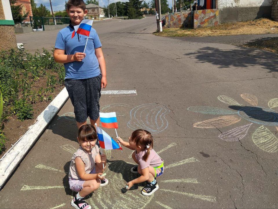 В пгт Фащевка прошел конкурс детского рисунка на асфальте "Россия- Родина моя!" В пгт Фащевка прошел конкурс детского рисунка на асфальте "Россия- Родина моя!"