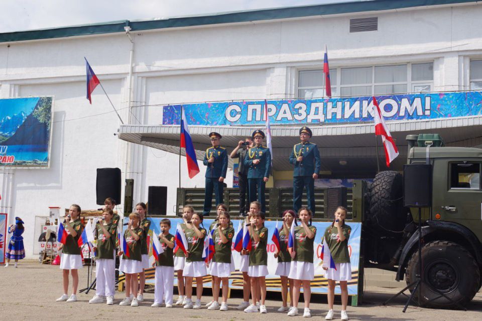 В Славяносербском округе День России отметили торжественным митингом с участием местных властей, гостей из Алтайского края, общественности и творческих коллективов, что подчеркнуло важность национального единства и... В Славяносербском округе День России отметили торжественным митингом с участием местных властей, гостей из Алтайского края, общественности и творческих коллективов, что подчеркнуло важность национального единства и...