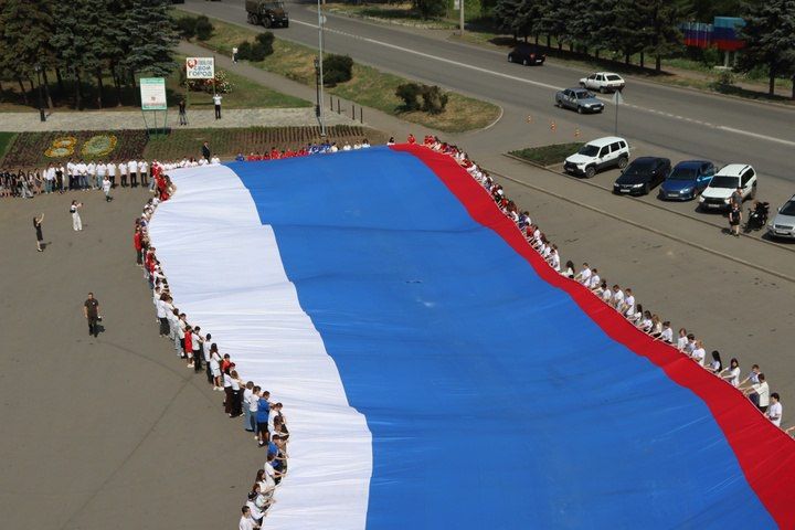 Развевайся, великое знамя великой страны: Самый большой флаг России развернули в ЛНР Развевайся, великое знамя великой страны: Самый большой флаг России развернули в ЛНР