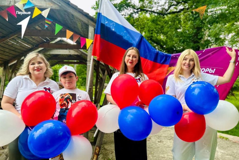 В День России представители проекта «Навигаторы детства» и российского движения детей и молодежи «Движение первых» города Ровеньки провели в парке Героев Великой Отечественной войны акцию «Три цвета России» В День России представители проекта «Навигаторы детства» и российского движения детей и молодежи «Движение первых» города Ровеньки провели в парке Героев Великой Отечественной войны акцию «Три цвета России»