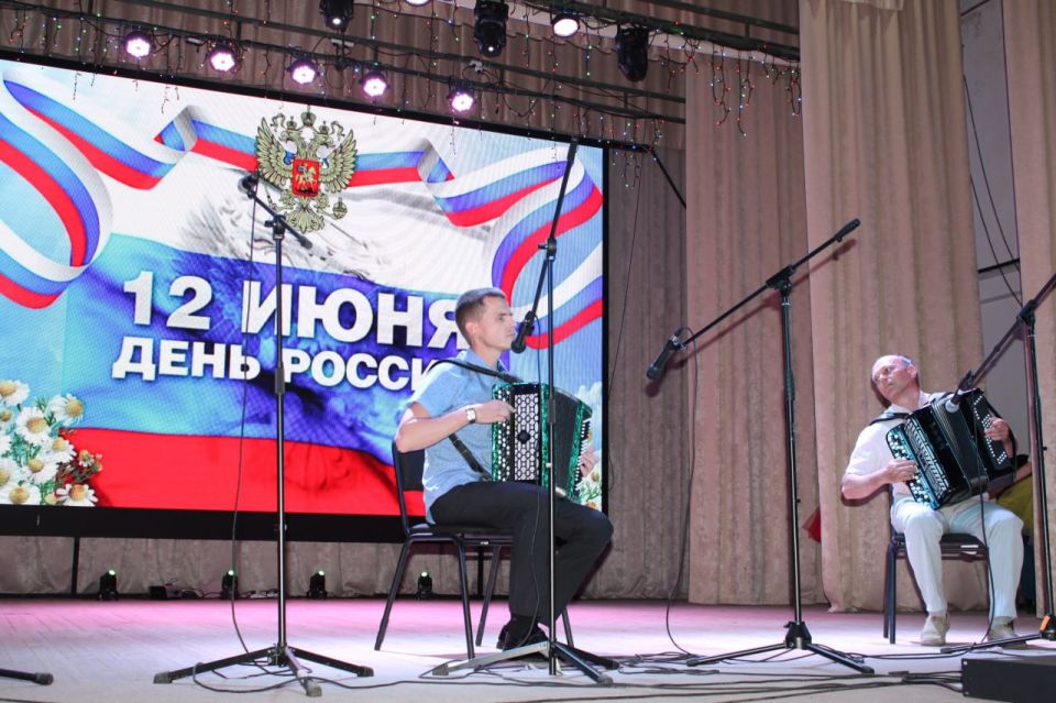 Концерт ко Дню России в Белокуракинском Доме культуры Концерт ко Дню России в Белокуракинском Доме культуры