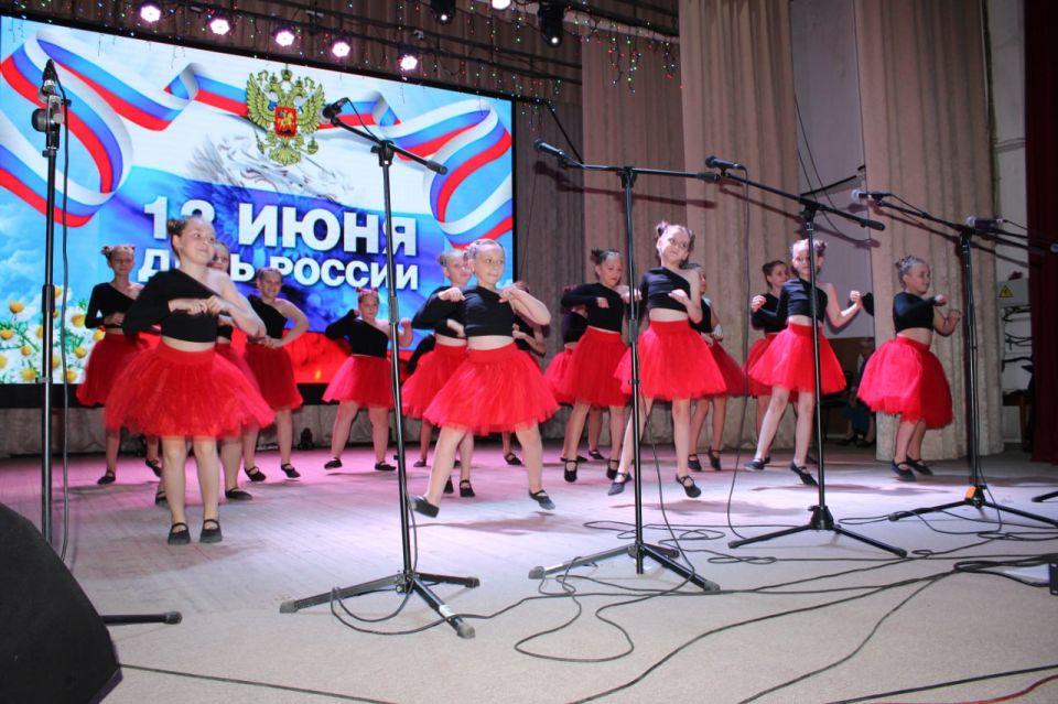 Концерт ко Дню России в Белокуракинском Доме культуры Концерт ко Дню России в Белокуракинском Доме культуры