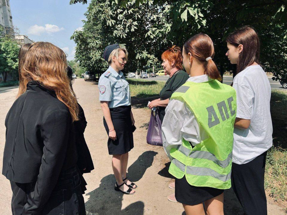 В Алчевске сотрудники Госавтоинспекции совместно с ЮИДовцами провели акцию «На СИМ - безопасно колесим!» В Алчевске сотрудники Госавтоинспекции совместно с ЮИДовцами провели акцию «На СИМ - безопасно колесим!»
