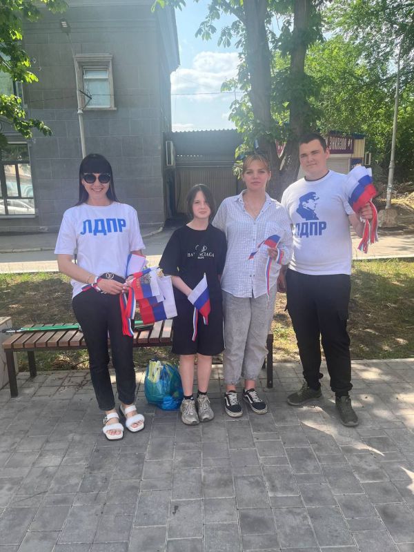 «МЫ – ГРАЖДАНЕ РОССИИ!» ГОСУДАРСТВЕННЫЕ ФЛАГИ И ЛЕНТОЧКИ КО ДНЮ РОССИИ! «МЫ – ГРАЖДАНЕ РОССИИ!» ГОСУДАРСТВЕННЫЕ ФЛАГИ И ЛЕНТОЧКИ КО ДНЮ РОССИИ!