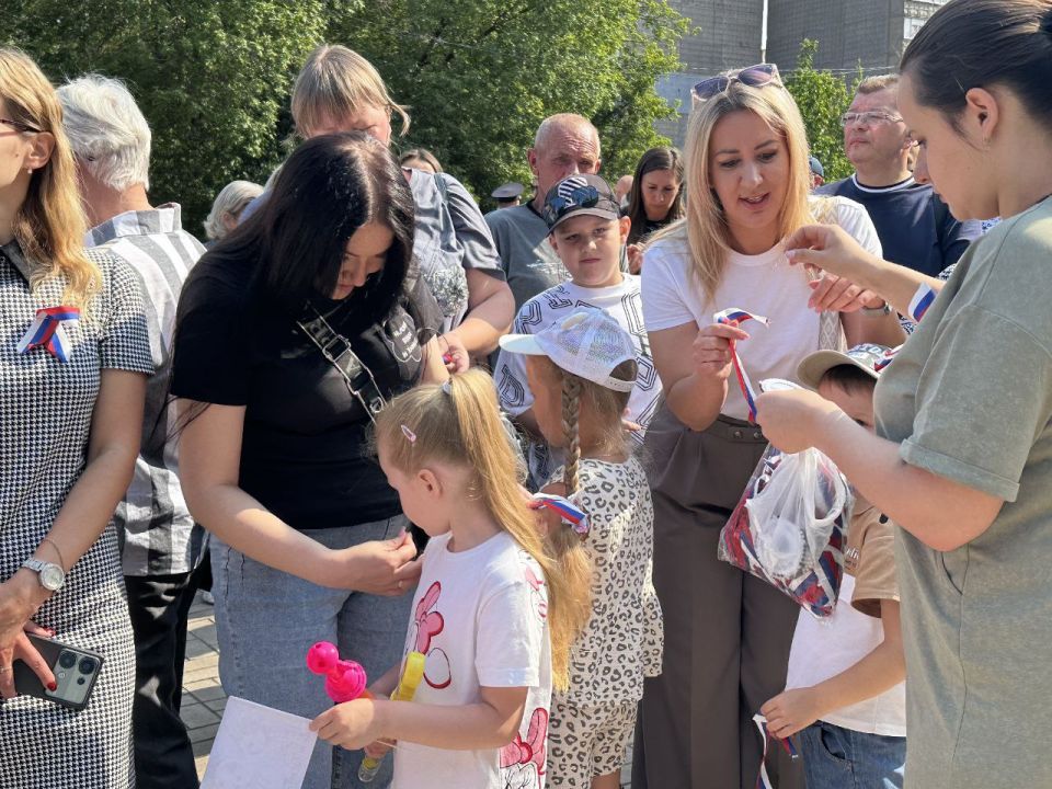 В Перевальске прошла акция ко Дню Российской Федерации В Перевальске прошла акция ко Дню Российской Федерации