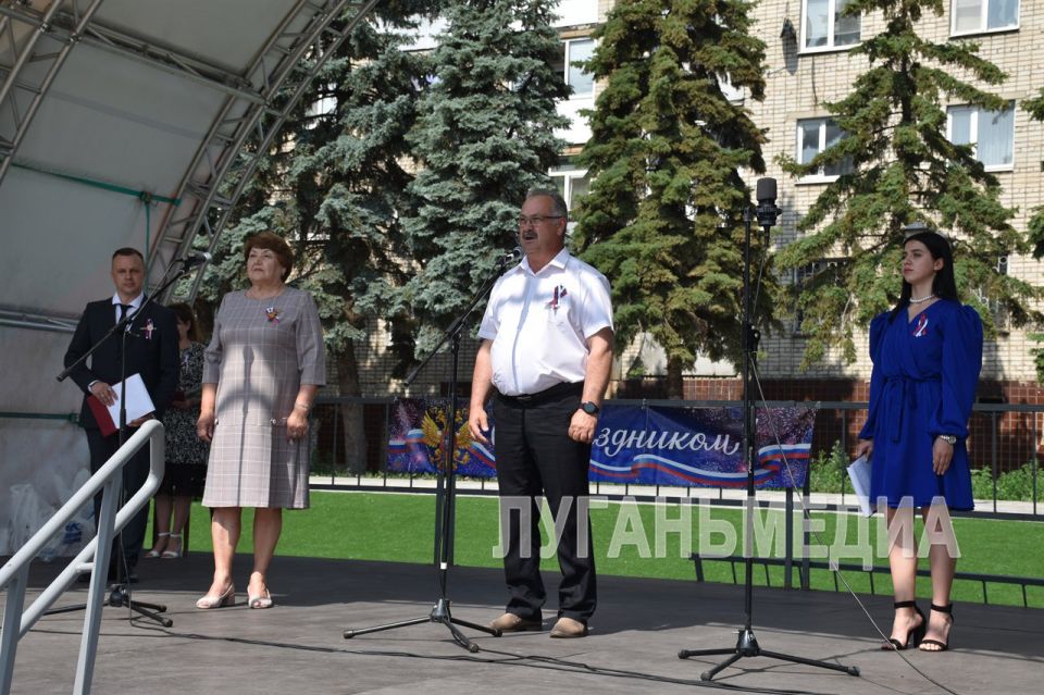 На центральной площади Антрацита прошло торжественное мероприятие «С любовью и верой в Россию» На центральной площади Антрацита прошло торжественное мероприятие «С любовью и верой в Россию»