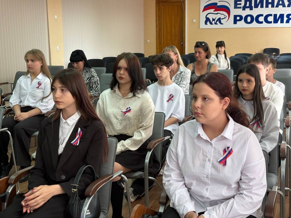 Республиканские полицейские вручили первые паспорта 14-летним гражданам России Республиканские полицейские вручили первые паспорта 14-летним гражданам России