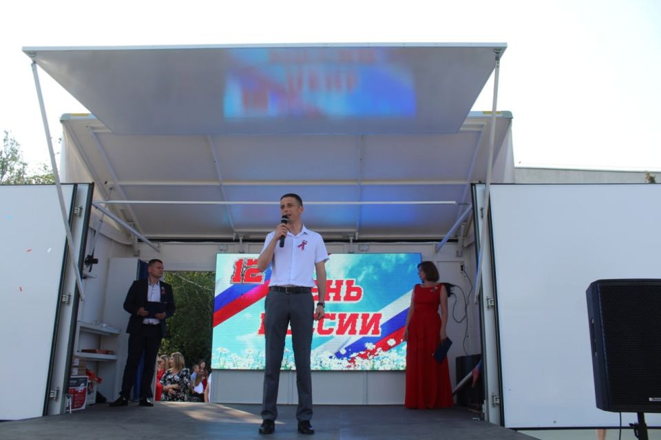 Праздничный концерт, посвященный одному из самых значимых праздников нашей страны – Дню России, состоялся на центральной площади Кировска Праздничный концерт, посвященный одному из самых значимых праздников нашей страны – Дню России, состоялся на центральной площади Кировска