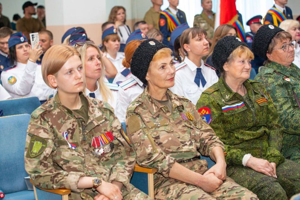 Участники первого Большого круга донских казаков ЛНР решили создать Луганский казачий округ Участники первого Большого круга донских казаков ЛНР решили создать Луганский казачий округ