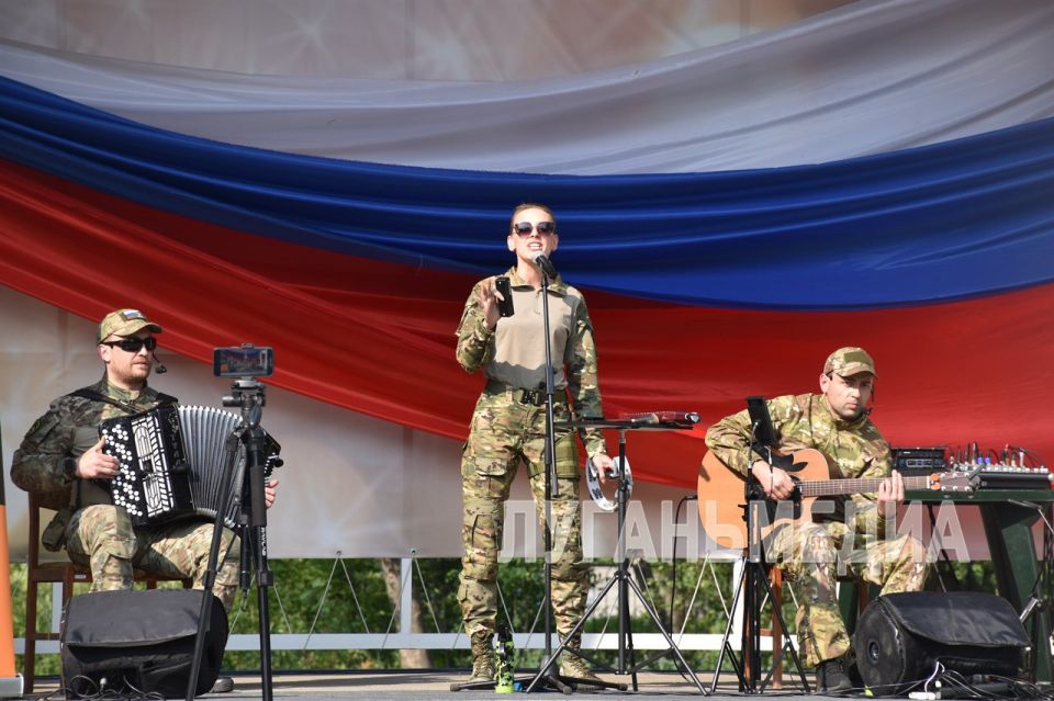 В Краснодоне День России встретили задорными танцами и любимыми песнями В Краснодоне День России встретили задорными танцами и любимыми песнями