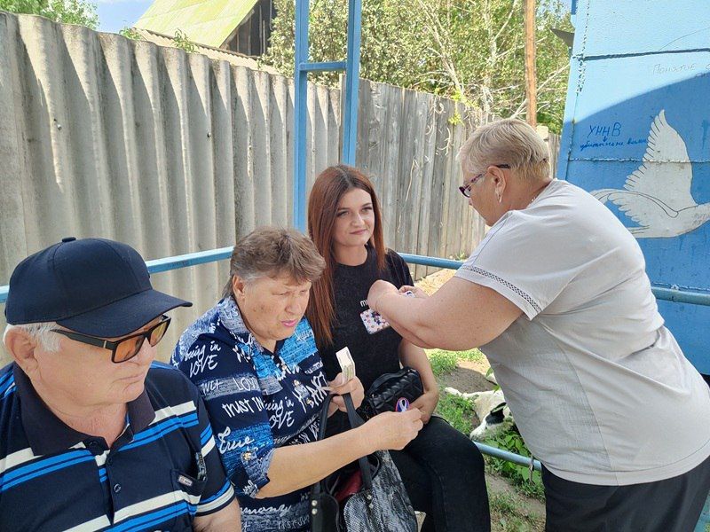 Активисты «Единой России» провели патриотическую акцию ко Дню России Активисты «Единой России» провели патриотическую акцию ко Дню России