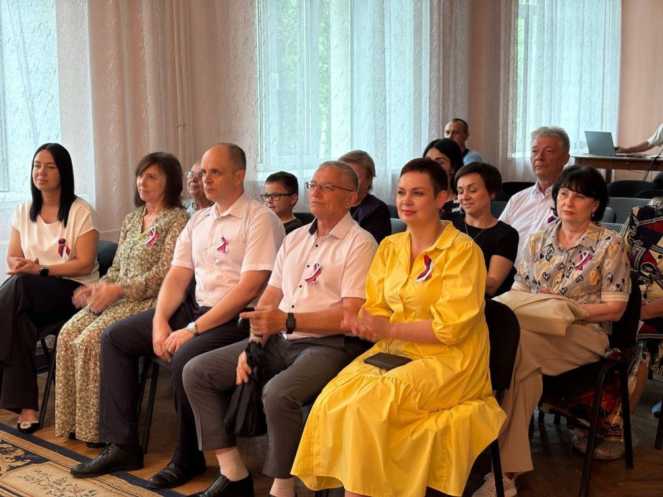 В День России в Красном Луче прошёл праздничный концерт, посвященный государственному празднику В День России в Красном Луче прошёл праздничный концерт, посвященный государственному празднику