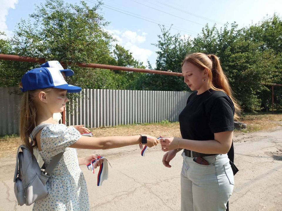 В День России активисты «Молодой Гвардии» и волонтеры провели акцию «Российский триколор» В День России активисты «Молодой Гвардии» и волонтеры провели акцию «Российский триколор»