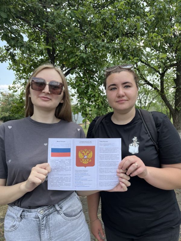12 июня Молодёжный совет Администрации муниципального образования городской округ город Ровеньки поддержал Всероссийскую патриотическую уличную акцию "Российский триколор", посвящённую государственному празднику - Дню... 12 июня Молодёжный совет Администрации муниципального образования городской округ город Ровеньки поддержал Всероссийскую патриотическую уличную акцию "Российский триколор", посвящённую государственному празднику - Дню...