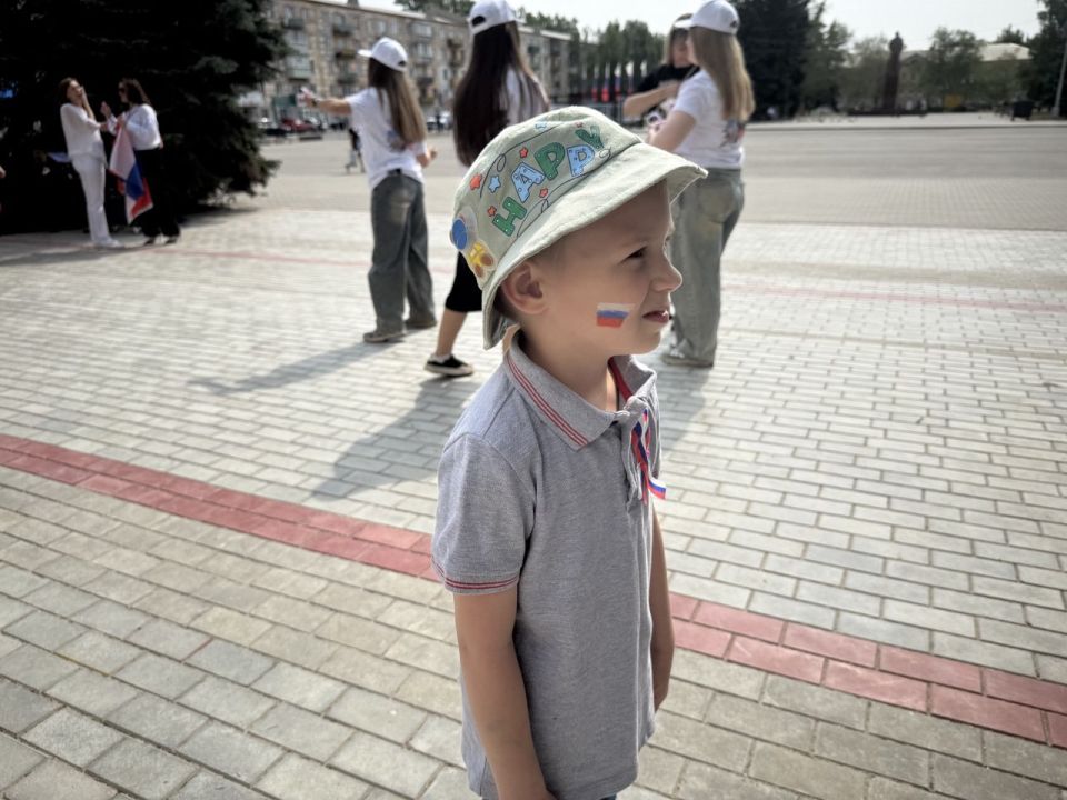 День России в Кировске.. В День России в Кировске активисты местного отделения партии «Единая Россия» и молодёжь города организовали праздничное мероприятие под названием «Я люблю Россию». На улицах Кировска активисты... День России в Кировске.. В День России в Кировске активисты местного отделения партии «Единая Россия» и молодёжь города организовали праздничное мероприятие под названием «Я люблю Россию». На улицах Кировска активисты...