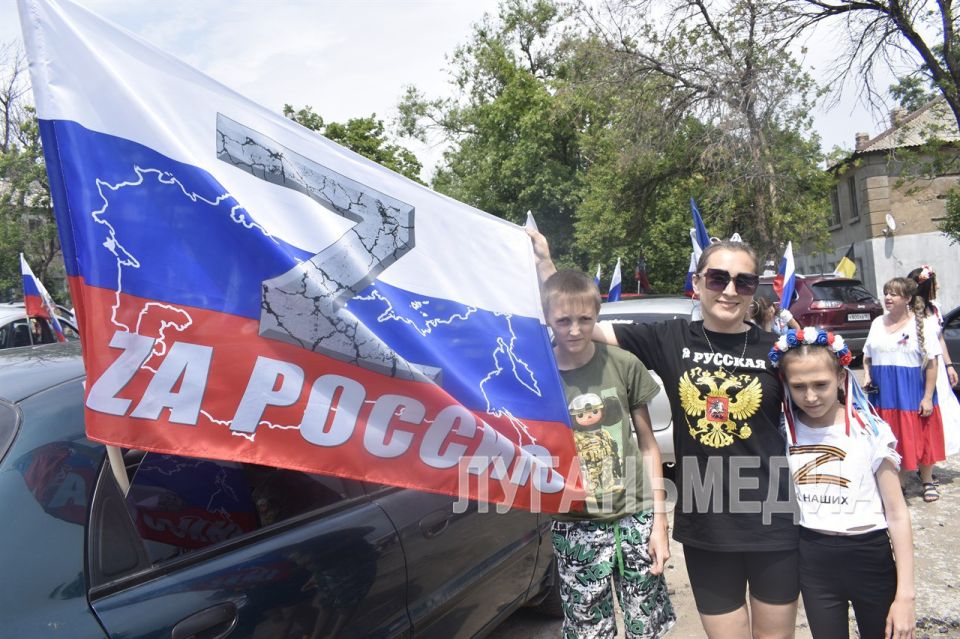 В Брянке в честь Дня России прошел автопробег, организованный по инициативе Администрации городского округа В Брянке в честь Дня России прошел автопробег, организованный по инициативе Администрации городского округа