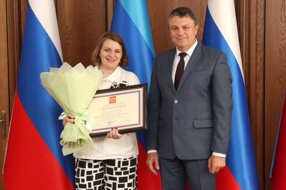 Президент России Владимир Путин наградил орденом «Мать-героиня» многодетную маму из Лисичанска Оксану Теплых, воспитывающую 12 детей, награду женщине вручил Глава ЛНР Леонид Пасечник Президент России Владимир Путин наградил орденом «Мать-героиня» многодетную маму из Лисичанска Оксану Теплых, воспитывающую 12 детей, награду женщине вручил Глава ЛНР Леонид Пасечник