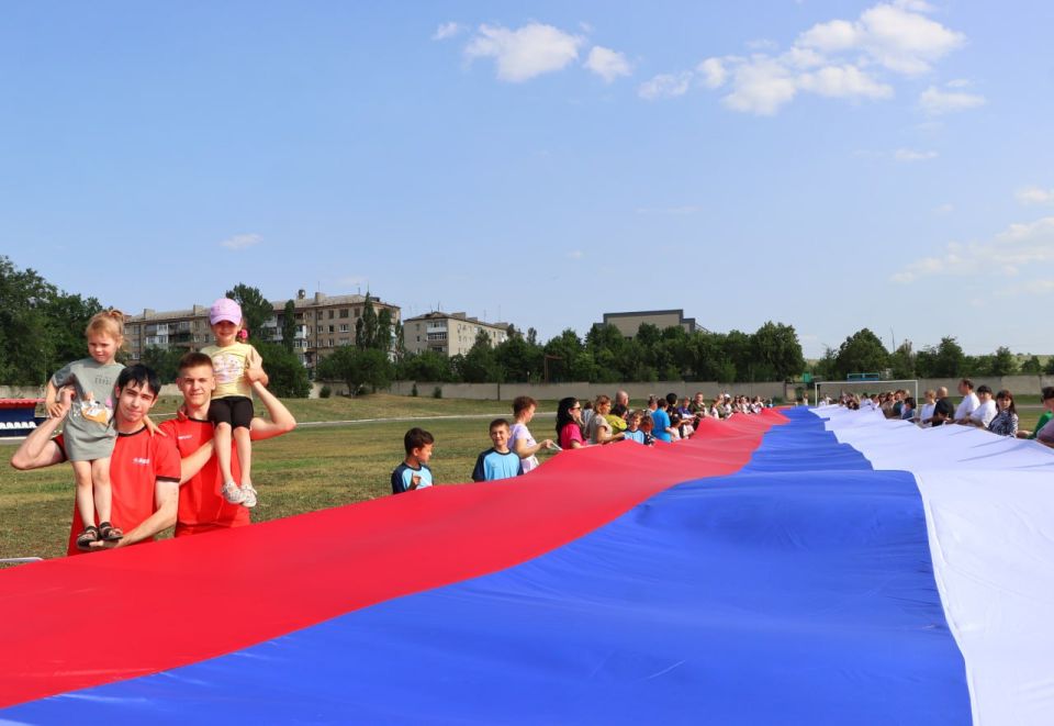 Евгений Бондарь: Лутугино – русский город!. В рамках празднования Дня России принял участие в праздничном флешмобе
