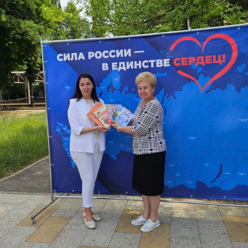 Ольга Бас: С Днем России, друзья!. В этот торжественный день приняла участие в церемонии поднятия нашего любимого триколора, символа единства и силы нашей страны Ольга Бас: С Днем России, друзья!. В этот торжественный день приняла участие в церемонии поднятия нашего любимого триколора, символа единства и силы нашей страны