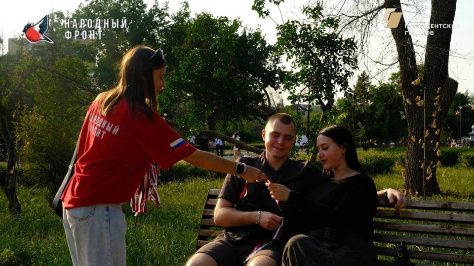 Молодёжка Народного Фронта раздала ленты в честь Дня России! Молодёжка Народного Фронта раздала ленты в честь Дня России!