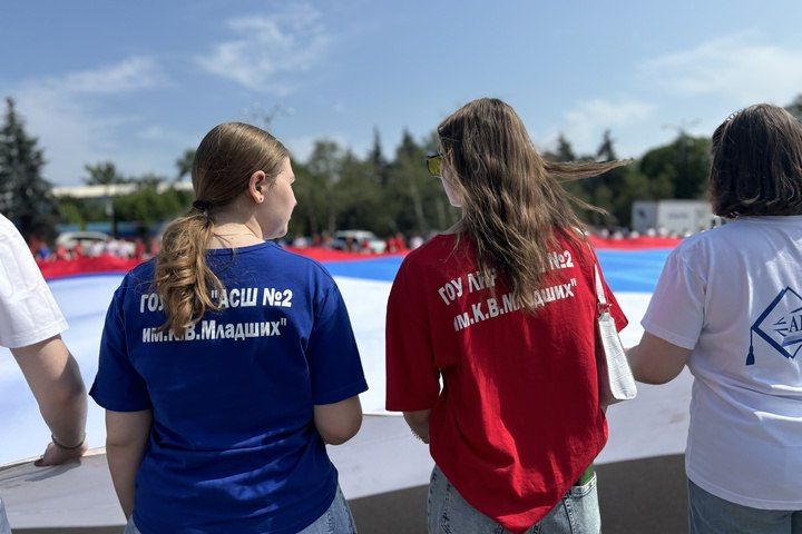Развевайся, великое знамя великой страны: Самый большой флаг России развернули в ЛНР Развевайся, великое знамя великой страны: Самый большой флаг России развернули в ЛНР