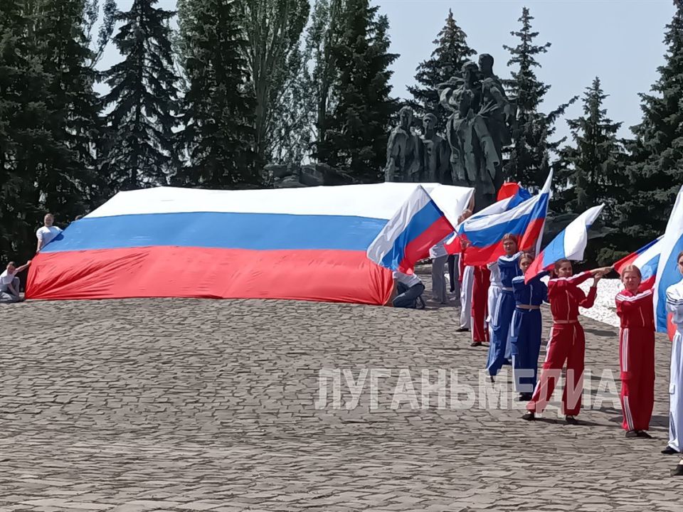 У Мемориального комплекса «Слава» 12 июня состоялся торжественный митинг, посвященный Дню России У Мемориального комплекса «Слава» 12 июня состоялся торжественный митинг, посвященный Дню России