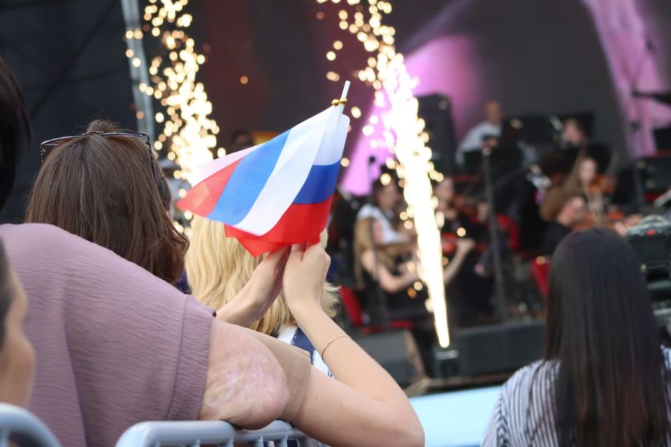 Луганская Народная Республика отпраздновала День России масштабным концертом, собравшим тысячи зрителей Луганская Народная Республика отпраздновала День России масштабным концертом, собравшим тысячи зрителей