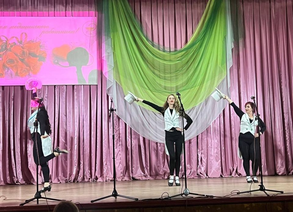 Во Дворце культуры им. Горького пгт Крепенский прошел праздничный концерт, посвященный дню медицинского работника Во Дворце культуры им. Горького пгт Крепенский прошел праздничный концерт, посвященный дню медицинского работника