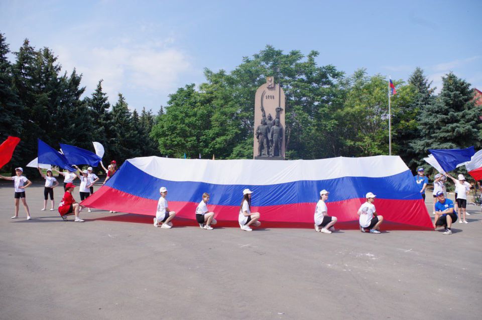 В Славяносербске у памятника «Нет уз святее братства» состоялся митинг, посвященный Дню России В Славяносербске у памятника «Нет уз святее братства» состоялся митинг, посвященный Дню России