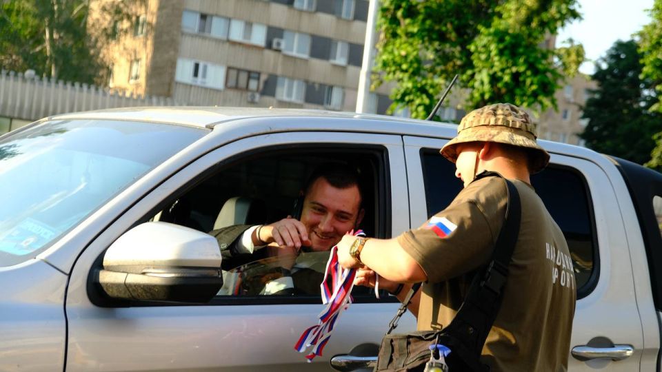 В День России активисты молодёжного крыла Народного фронта раздали жителям и гостям Луганска ленты в цветах флага страны В День России активисты молодёжного крыла Народного фронта раздали жителям и гостям Луганска ленты в цветах флага страны