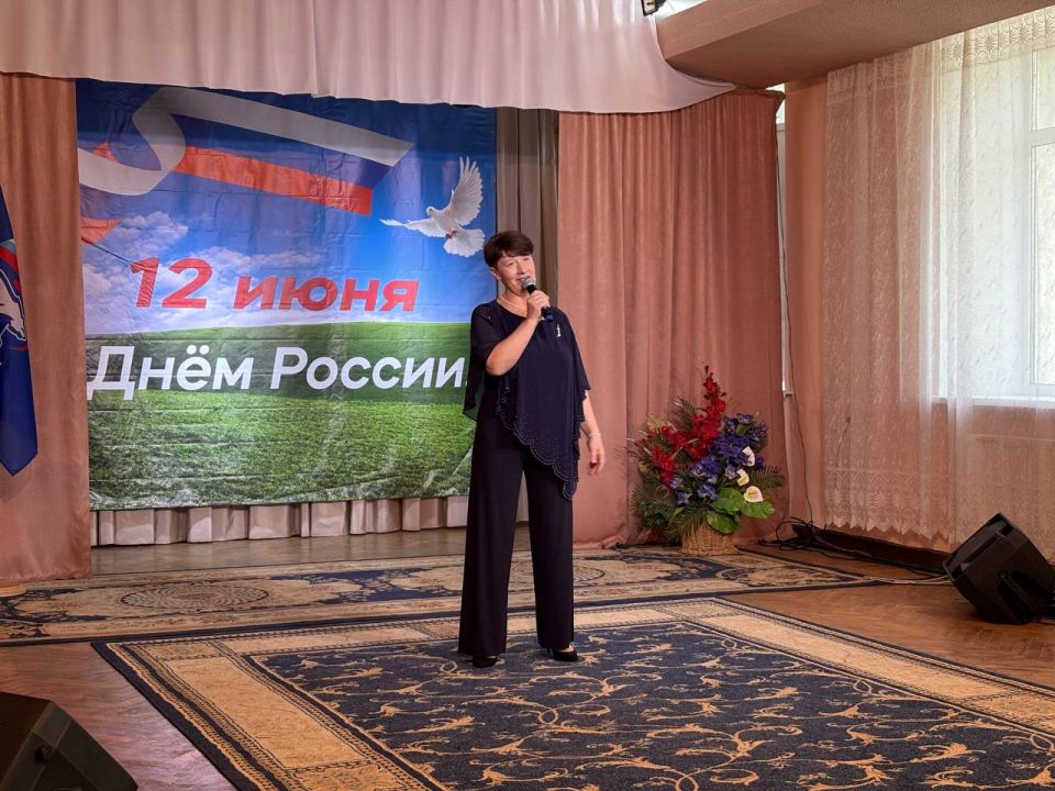 В День России в Красном Луче прошёл праздничный концерт, посвященный государственному празднику В День России в Красном Луче прошёл праздничный концерт, посвященный государственному празднику