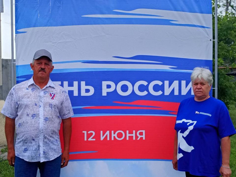 Славяносербские активисты повели акцию по раздаче ленточек-триколоров Славяносербские активисты повели акцию по раздаче ленточек-триколоров