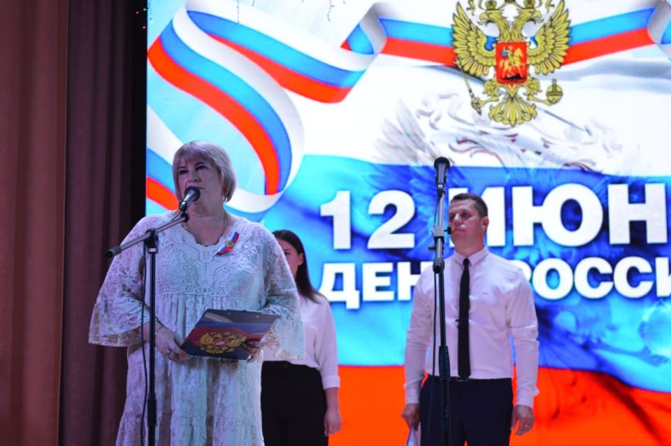 Концерт ко Дню России в Белокуракинском Доме культуры Концерт ко Дню России в Белокуракинском Доме культуры
