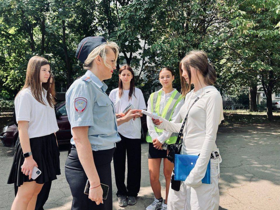 В Алчевске сотрудники Госавтоинспекции совместно с ЮИДовцами провели акцию «На СИМ - безопасно колесим!» В Алчевске сотрудники Госавтоинспекции совместно с ЮИДовцами провели акцию «На СИМ - безопасно колесим!»