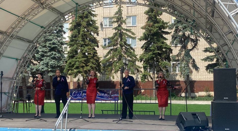 В Антраците на центральной городской площади Мира состоялось торжественное мероприятие «С любовью и верой в Россию», посвященное Дню России В Антраците на центральной городской площади Мира состоялось торжественное мероприятие «С любовью и верой в Россию», посвященное Дню России