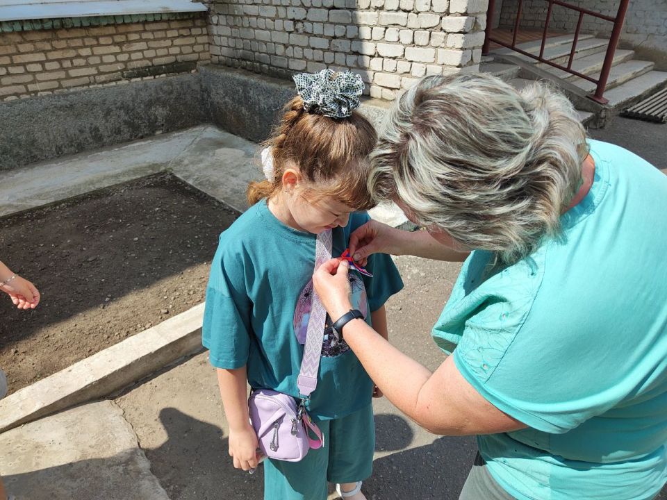 Славяносербские активисты повели акцию по раздаче ленточек-триколоров Славяносербские активисты повели акцию по раздаче ленточек-триколоров