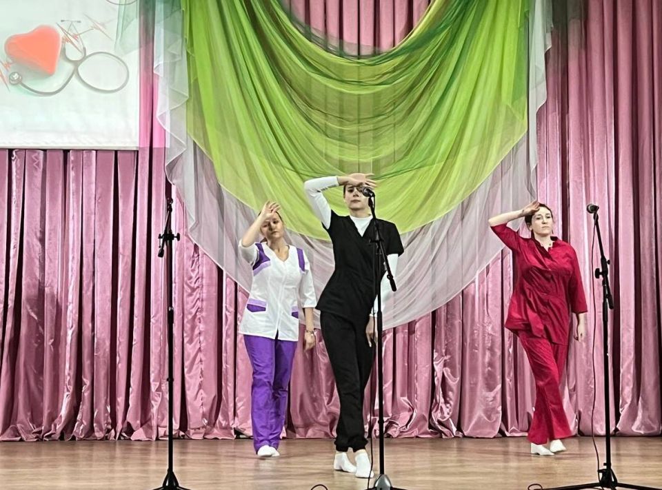 Во Дворце культуры им. Горького пгт Крепенский прошел праздничный концерт, посвященный дню медицинского работника Во Дворце культуры им. Горького пгт Крепенский прошел праздничный концерт, посвященный дню медицинского работника