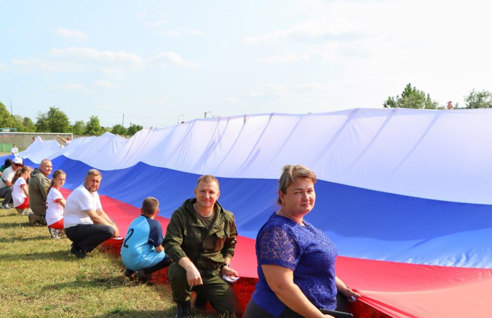 Евгений Бондарь: Лутугино – русский город!. В рамках празднования Дня России принял участие в праздничном флешмобе Евгений Бондарь: Лутугино – русский город!. В рамках празднования Дня России принял участие в праздничном флешмобе