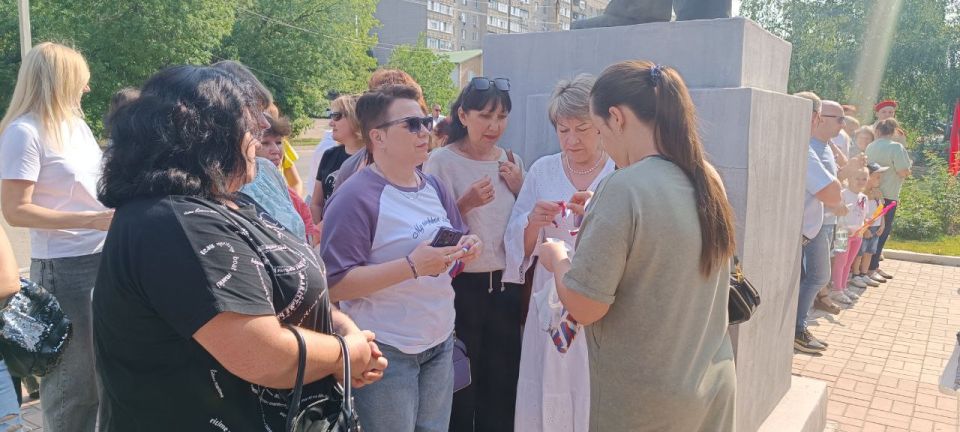 В Перевальске прошла акция ко Дню Российской Федерации В Перевальске прошла акция ко Дню Российской Федерации