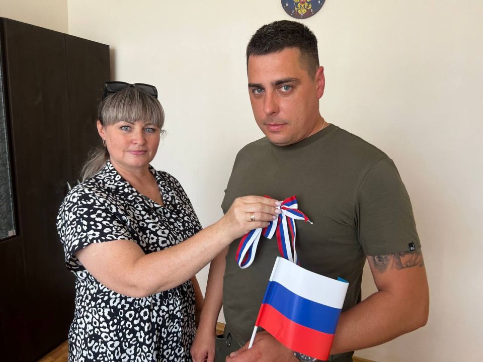 На Краснодонщине День России отметили патриотической акцией и вручением грамот На Краснодонщине День России отметили патриотической акцией и вручением грамот